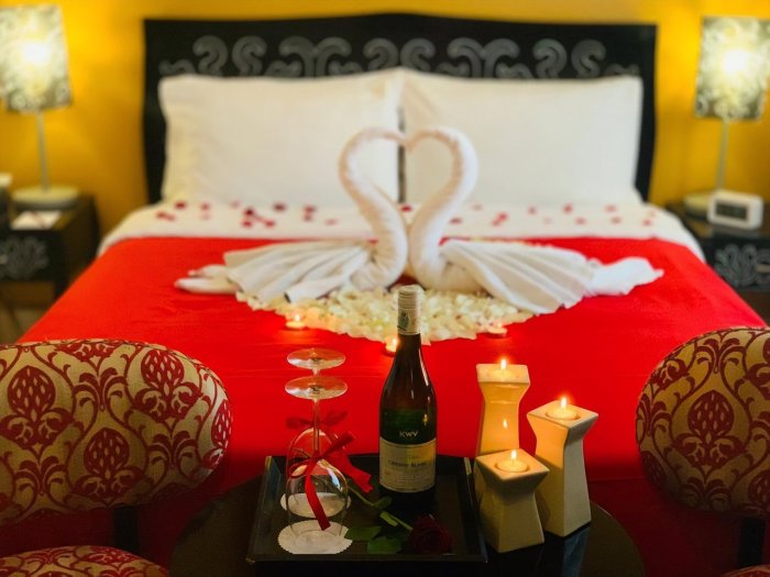 How to decorate a hotel room romantically